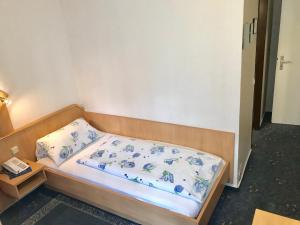 a bed in a small room with a bed sidx sidx sidx at Hotel Terminus in Mainz +2 photos