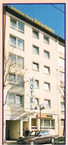 ein Hotelgebäude mit einem davor geparkt in der Unterkunft Hotel Terminus in Mainz