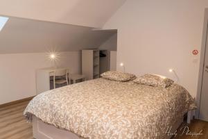 เตียงในห้องที่ Les gîtes du Broukay - Hirondelle
