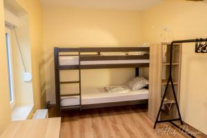 מיטה או מיטות קומותיים בחדר ב-Les gîtes du Broukay - Hirondelle