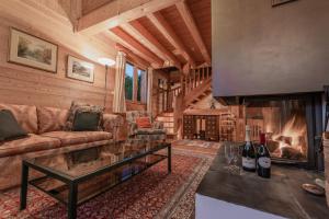 Chalet Hibou, large chalet with mountain views and close to slopes的休息区