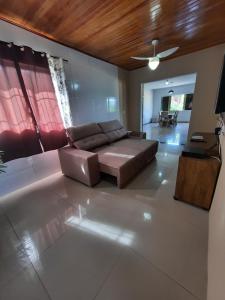 sala de estar con sofá y mesa en Casa FLORIANÓPOLIS, Praia de PONTA DAS CANAS, 3, en Florianópolis