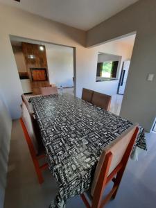 una mesa de comedor con un mantel estampado en Casa FLORIANÓPOLIS, Praia de PONTA DAS CANAS, 3, en Florianópolis