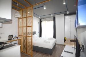 a small room with a bed and a kitchen at Coordinat Suits in İzmir