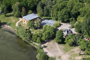 eine Luftansicht eines Hauses neben einem Fluss in der Unterkunft Badehaus Hotel & Restaurant in Neubrandenburg