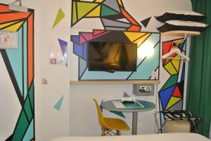 a bathroom with a painting on the wall at ibis Styles Paris Maine Montparnasse in Paris