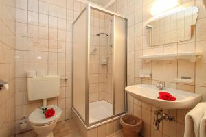 A bathroom at Ferienhaus Resi & Obermoser
