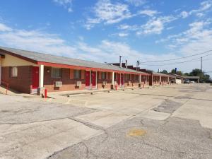 un aparcamiento vacío frente a un edificio en Americas Best Value Inn Arkansas City, en Arkansas City