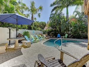 ブレイデントン・ビーチにあるIdeal beach hideaway pool condo located between the island marina and beachのプール(椅子、テーブル、パラソル付) +23枚の写真