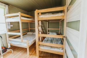 Postel nebo postele na pokoji v ubytování Kempings Kalnavoti