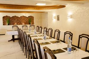 una sala da pranzo con un lungo tavolo e sedie di Hotel Vrbak ND a Novi Pazar