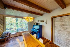 ein Esszimmer mit einem Holztisch und einem TV in der Unterkunft Birch Hollow Cottage in Warren