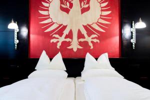 Postel nebo postele na pokoji v ubytování Hotel Schrofenstein