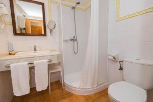 łazienka z prysznicem, umywalką i toaletą w obiekcie Bell Port Hotel w Cala Ratjada
