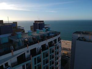 een uitzicht op de oceaan vanaf de top van een gebouw bij Hotel Brasil Tropical in Fortaleza