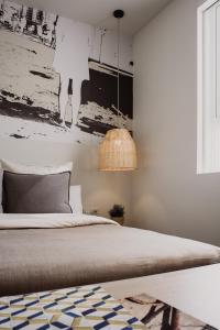 1 dormitorio con 1 cama y una pintura en la pared en room Select Sol en Madrid