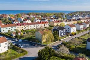 una vista aérea de una pequeña ciudad con casas en Toppmodernt litet hus nära Kalmar slott och havet en Kalmar