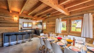 a dining room with a long table and chairs at Les Montagnards - Chalet - BO Immobilier- remises sur les forfaits de skis Châtel ou Portes du soleil in Châtel