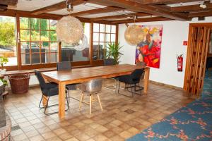 ein Esszimmer mit einem Holztisch und Stühlen in der Unterkunft Hotel Lammerts in Horn-Bad Meinberg