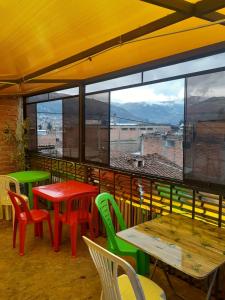 ワラスにあるHostel Climbing Pointのテーブルと椅子があり、街の景色が見えるレストラン