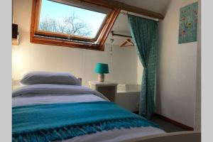 Tempat tidur dalam kamar di Walnut Tree Gite Brittany
