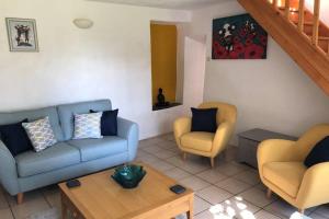 Area tempat duduk di Walnut Tree Gite Brittany