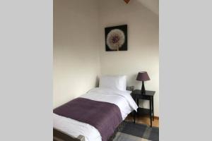 Tempat tidur dalam kamar di Walnut Tree Gite Brittany