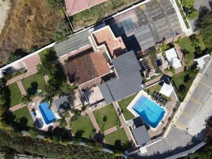 una vista aérea de una casa con piscina en VillaCasa Marbella, en Marbella