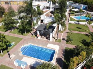 una vista aérea de una piscina en un patio en VillaCasa Marbella, en Marbella