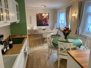 Ferienwohnung Giacomelli 4 في روتاش ايجرن: مطبخ وغرفة معيشة مع طاولة وكراسي