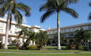 Crystal Bay Historic Hotel外面的花园