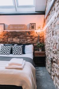 Postel nebo postele na pokoji v ubytování Sgwd Gwladys Lodge