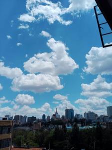 um horizonte da cidade com nuvens no céu em Home and Away Cozy Studio Apartment number 407 em Nairobi