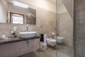 Koupelna v ubytování Spacious Apartment with Garden & Air Conditioning - La Grande Finestra
