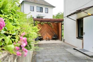 Ein Garten an der Unterkunft Seven