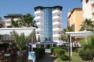 una vista del hotel desde la piscina en Elysee Beach Hotel, en Alanya