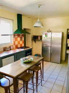 uma cozinha com uma mesa e um frigorífico de aço inoxidável em Domaine de l'Augeonnière em Villandry