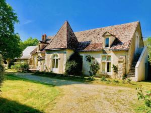 an old stone house with a large yard at Villandry - Domaine de l'Augeonnière in Villandry