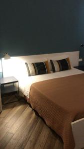 - une chambre avec un lit et une table sur du parquet dans l'établissement La Meridiana, à Castellammare del Golfo