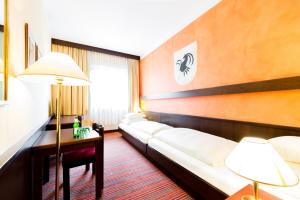 Postel nebo postele na pokoji v ubytování Hotel Schrofenstein