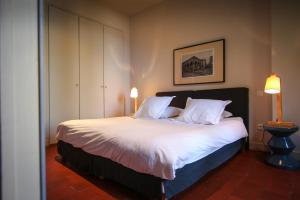 マルセイヤンにあるLes Chambres d'Andreaのベッドルーム1室(大型ベッド1台、白いシーツ、枕付)