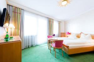 Postel nebo postele na pokoji v ubytování Hotel Schrofenstein