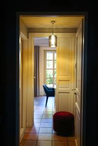 a hallway with a door and a chair and a window at Les Chambres d'Andrea in Marseillan