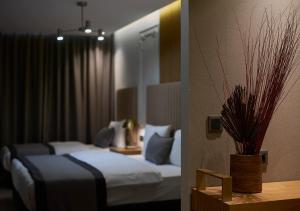 سرير أو أسرّة في غرفة في Dundar Hotel & Spa