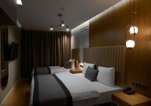 Dundar Hotel & Spa في إسطنبول: غرفة فندقية تحتوي على سريرين في الغرفة