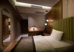 سرير أو أسرّة في غرفة في Dundar Hotel & Spa