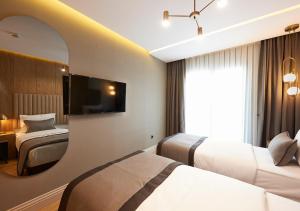سرير أو أسرّة في غرفة في Dundar Hotel & Spa