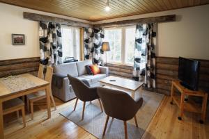 a living room with a couch and a table at RukanEtelärinne H in Ruka
