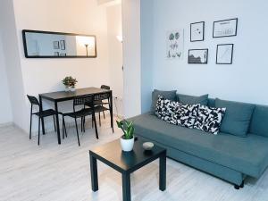 salon z niebieską kanapą i stołem w obiekcie GMC Turistics - La Casita de Atarazanas w Maladze