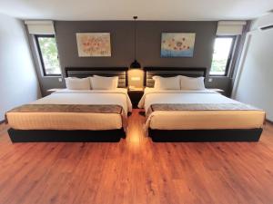 Postel nebo postele na pokoji v ubytování Apple Suites Hotel